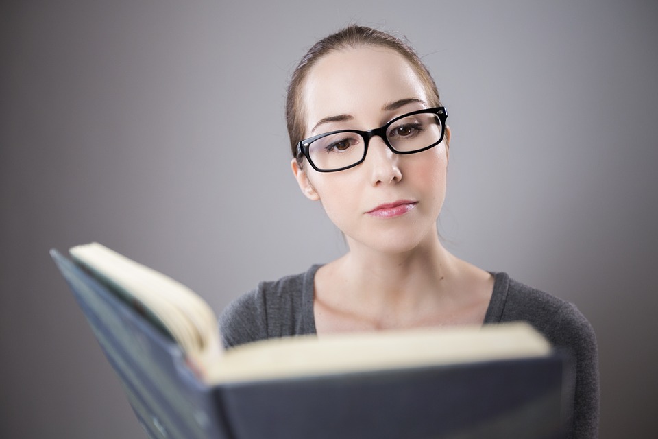 Ung kvinde læser i bog