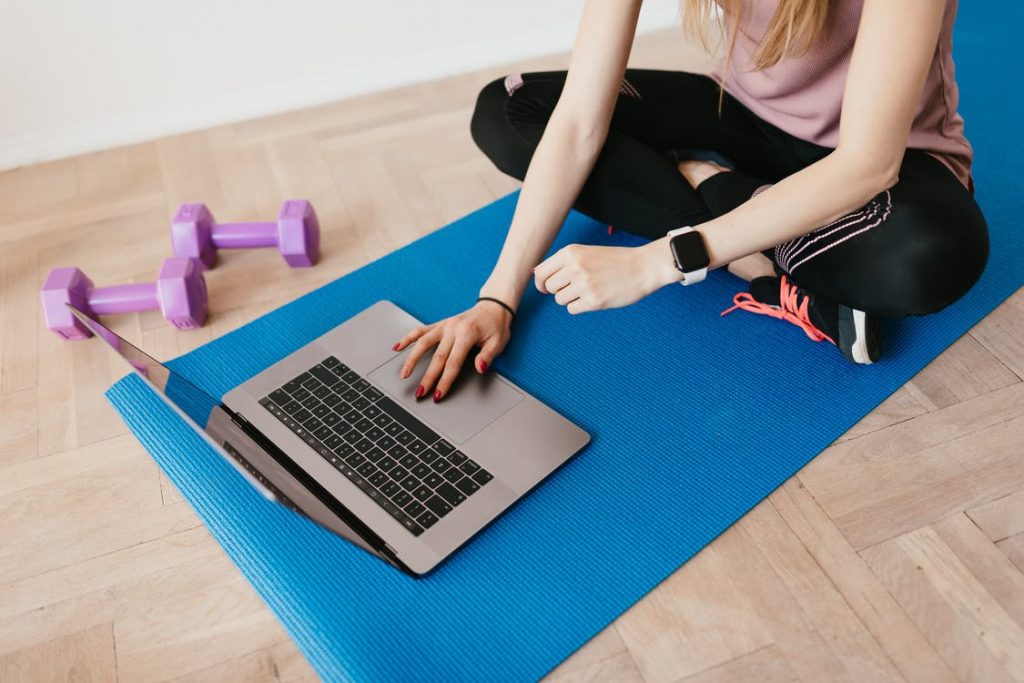 Kvinde følger et online yogakursus